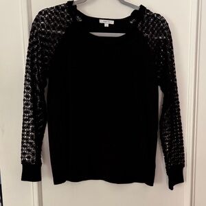 Maette black top with lace sleeves